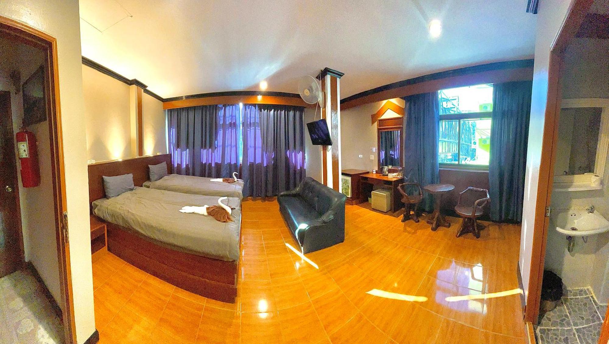 Отель Centre Point Patong Экстерьер фото