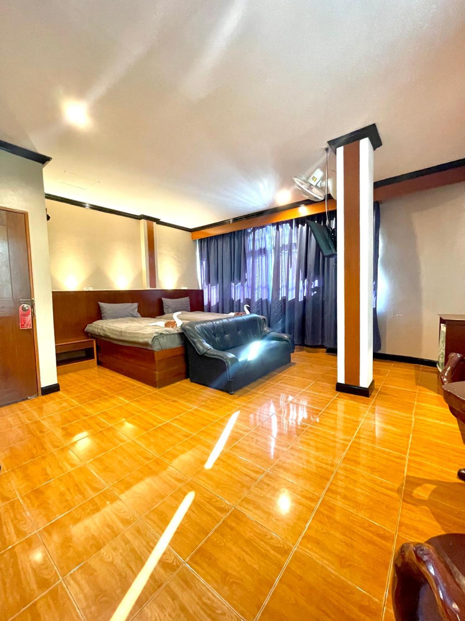Отель Centre Point Patong Экстерьер фото