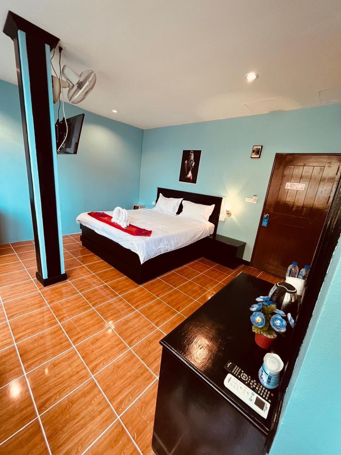 Отель Centre Point Patong Экстерьер фото