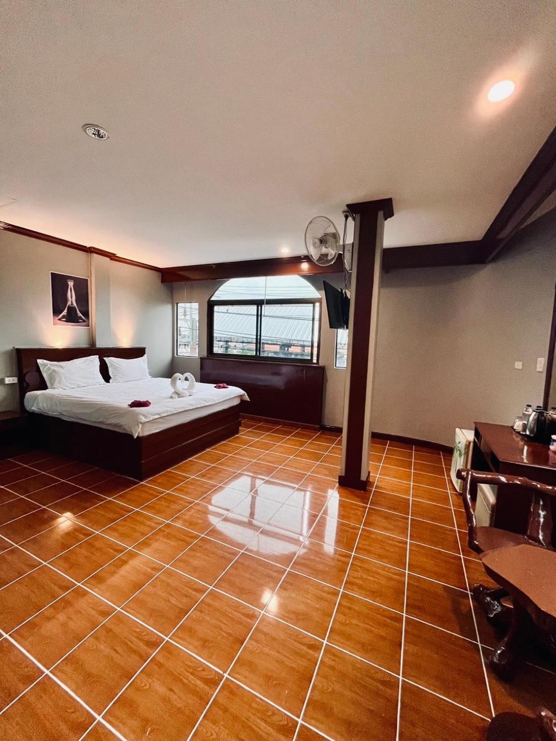 Отель Centre Point Patong Экстерьер фото