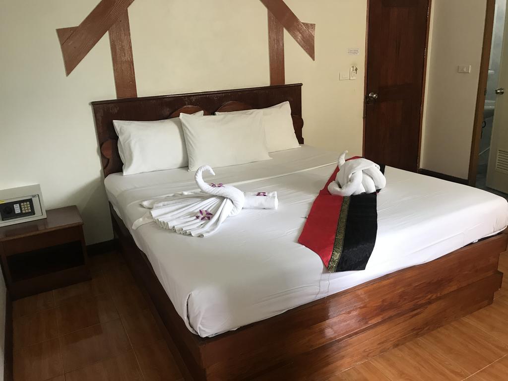 Отель Centre Point Patong Экстерьер фото
