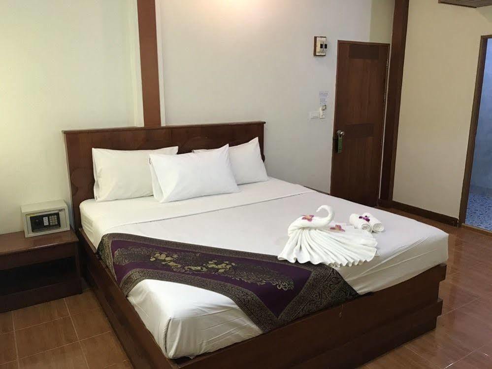 Отель Centre Point Patong Экстерьер фото