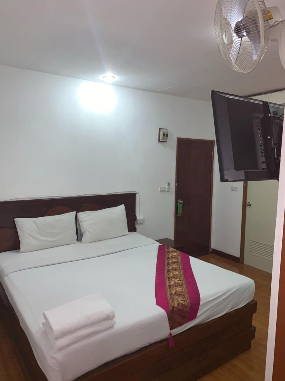 Отель Centre Point Patong Экстерьер фото